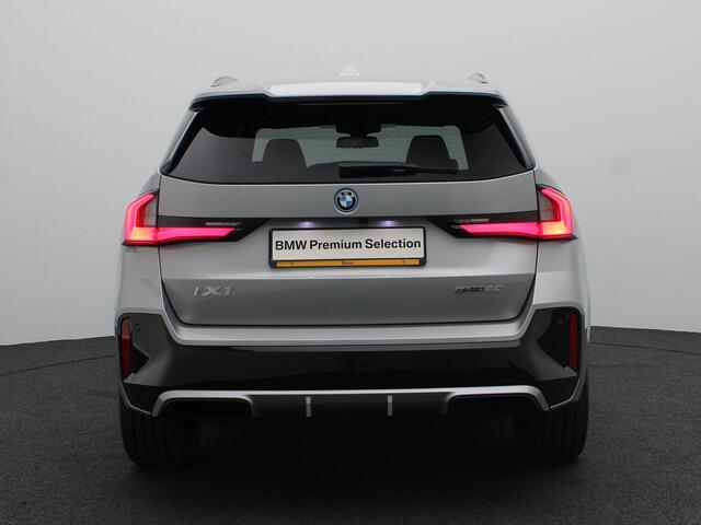 BMW iX1 eDrive20 67 kWh M Sportpakket Pro | Premium Pack | Comfort Pack | Travel Pack | Stuurwielrand Verwarmd | Trekhaak | Panoramadak | Driving Assistant Plus | DAB | Harman Kardon | 19''