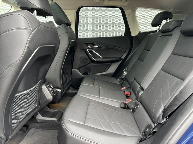 BMW iX1 xDrive30 Launch Edition 67 kWh / Panoramadak / 360 Camera / Elektrische Achterklep / Stoelverwarming / LED P4