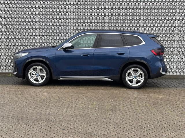 BMW iX1 xDrive30 Launch Edition 67 kWh / Panoramadak / 360 Camera / Elektrische Achterklep / Stoelverwarming / LED P4