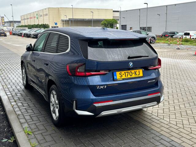 BMW iX1 xDrive30 Launch Edition 67 kWh / Panoramadak / 360 Camera / Elektrische Achterklep / Stoelverwarming / LED P4