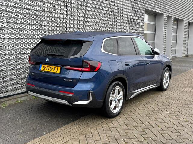 BMW iX1 xDrive30 Launch Edition 67 kWh / Panoramadak / 360 Camera / Elektrische Achterklep / Stoelverwarming / LED P4