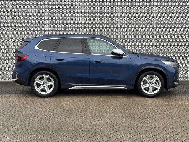 BMW iX1 xDrive30 Launch Edition 67 kWh / Panoramadak / 360 Camera / Elektrische Achterklep / Stoelverwarming / LED P4