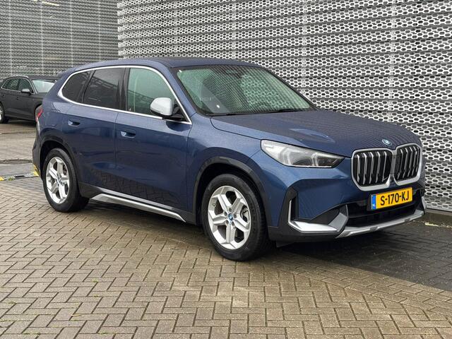 BMW iX1 xDrive30 Launch Edition 67 kWh / Panoramadak / 360 Camera / Elektrische Achterklep / Stoelverwarming / LED P4
