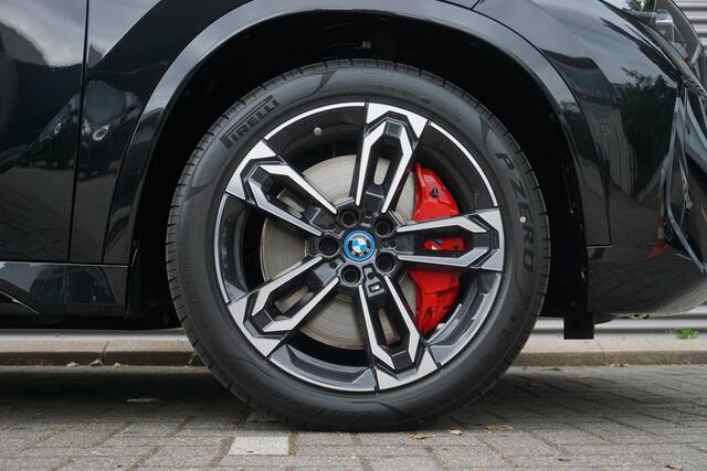 BMW iX1 eDrive20 M Sportpakket Pro | Travel Pack | 19 inch LM M Dubbelspaak (Styling 871 M) | Trekhaak met elektrisch wegklapbare kogel | Glazen panoramadak | Driving Assistant Plus