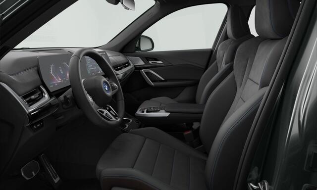 BMW iX1 eDrive20 | M-Sport Pro | 20'' | Panorama. | Harman/Kardon | Trekhaak | Stuur + stoelverw. | Driv. Ass. | Comf. Acc.