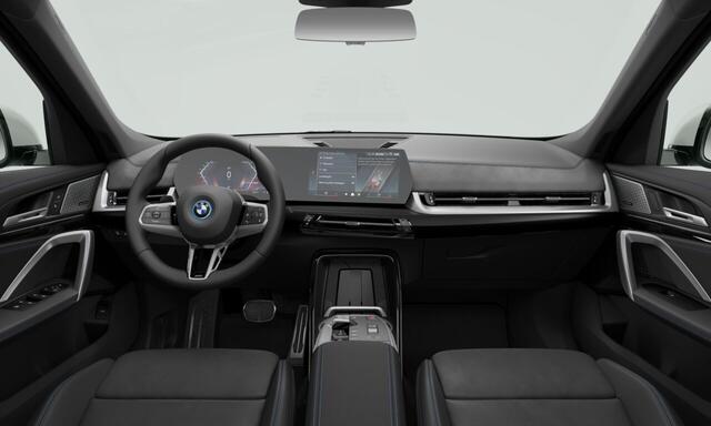 BMW iX1 eDrive20 | M-Sport Pro | 20'' | Panorama. | Harman/Kardon | Trekhaak | Stuur + stoelverw. | Driv. Ass. | Comf. Acc.