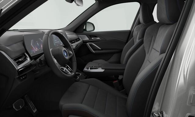 BMW iX1 eDrive20 | M-Sport Pro | 20'' | Panorama. | Harman/Kardon | Trekhaak | Stuur + stoelverw. | Driv. Ass. | Comf. Acc.