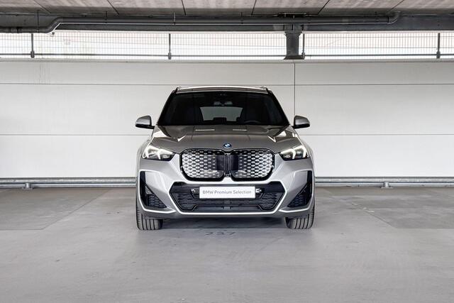 BMW iX1 eDrive20 67 kWh M Sport Edition | M Sportpakket Pro | Actiefstoelen voor