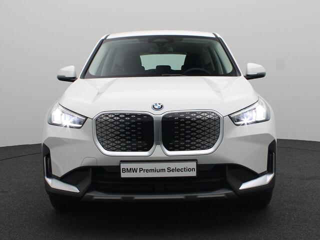 BMW iX1 eDrive20 67 kWh Parking Assistant | Achteruitrijcamera | 17"