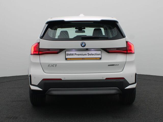 BMW iX1 eDrive20 67 kWh Parking Assistant | Achteruitrijcamera | 17"