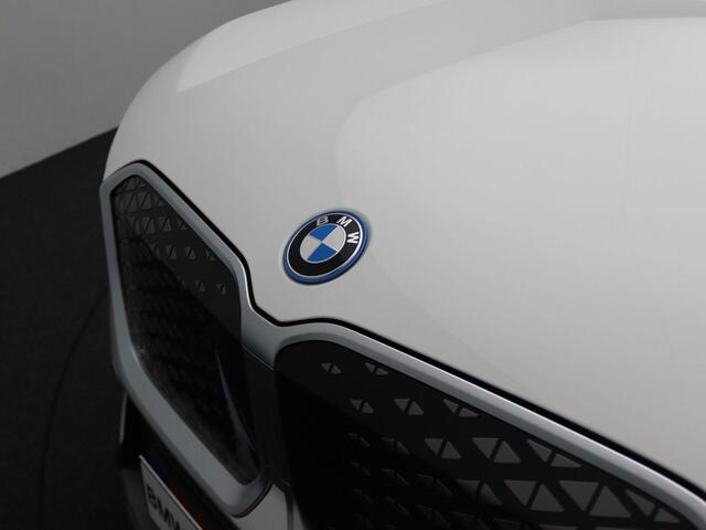 BMW iX1 eDrive20 67 kWh Parking Assistant | Achteruitrijcamera | 17"