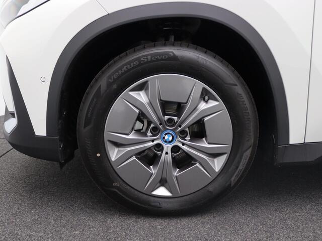 BMW iX1 eDrive20 67 kWh Parking Assistant | Achteruitrijcamera | 17"