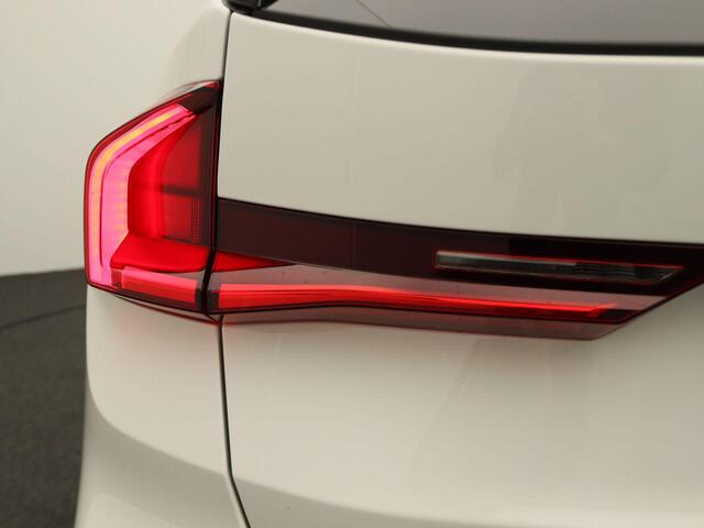 BMW iX1 eDrive20 67 kWh Parking Assistant | Achteruitrijcamera | 17"