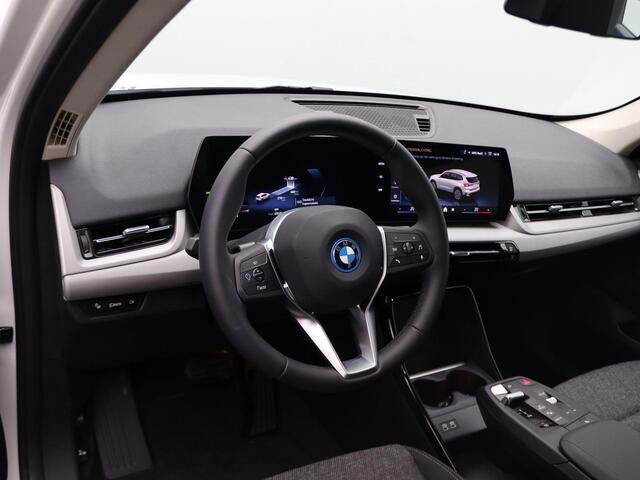 BMW iX1 eDrive20 67 kWh Parking Assistant | Achteruitrijcamera | 17"