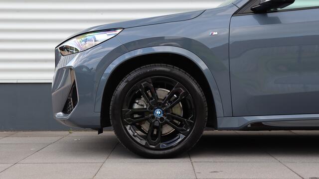 BMW iX1 xDrive30 M-Sport | Harman/Kardon | Trekhaak | Head-up | Comfort Access | Parking Assistant Plus | Leder