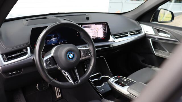BMW iX1 xDrive30 M-Sport | Harman/Kardon | Trekhaak | Head-up | Comfort Access | Parking Assistant Plus | Leder