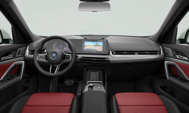 BMW iX1 eDrive20 67 kWh | 20 Inch | M-Sportpakket Pro | Innovation Pack | Comfort Pack | Panoramadak