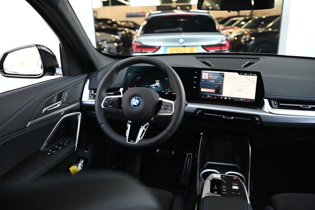 BMW iX1 eDrive20 M Sport / Trekhaak / Sportstoelen / Achteruitrijcamera / M Adaptief onderstel / Adaptieve LED / Comfort Access / Parking Assistant
