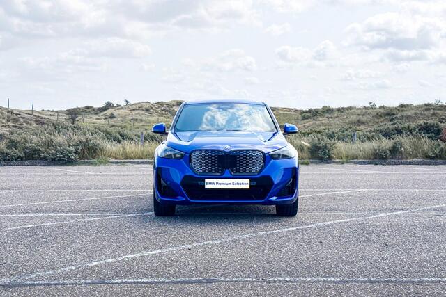 BMW iX1 eDrive20 67 kWh | M Sport | Glazen Panoramadak | Harman Kardon | Stoelverwarming |