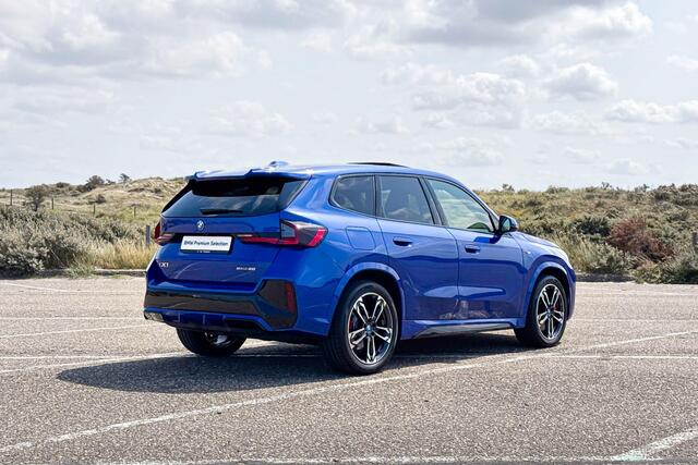 BMW iX1 eDrive20 67 kWh | M Sport | Glazen Panoramadak | Harman Kardon | Stoelverwarming |