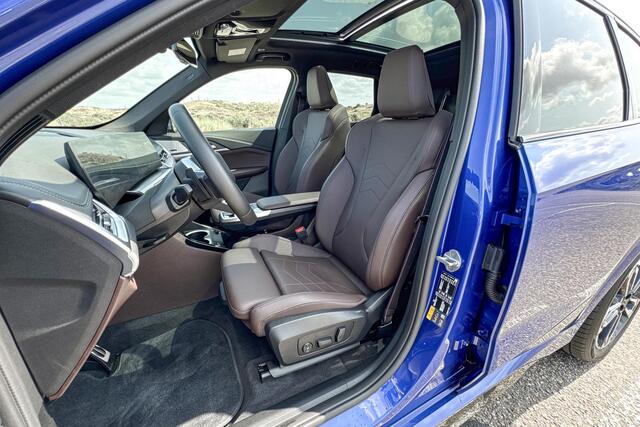 BMW iX1 eDrive20 67 kWh | M Sport | Glazen Panoramadak | Harman Kardon | Stoelverwarming |