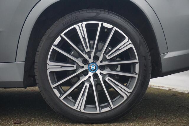 BMW iX1 eDrive20 M Sportpakket 20'' / Harman Kardon / Panoramadak / Comfort Acces / Trekhaak