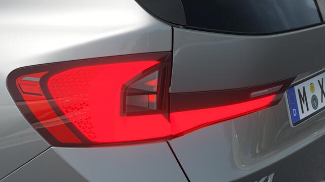 BMW iX1 eDrive20 Pure Edition / Adaptieve LED / Comfort Access / Parking Assistant / Stoelverwarming