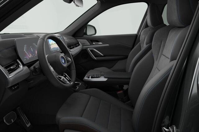 BMW iX1 eDrive20 67 kWh | M Sportpakket Pro | Travel Pack | Innovation Pack | Glazen panoramadak