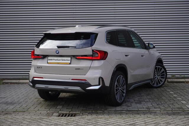 BMW iX1 eDrive20 xLine | Harman-Kardon sound system | BMW Head-Up Display | Parking Assistant Plus | Driving Assistant Plus | Comfort Pack | Trekhaak met elektrisch wegklapbare kogel | Glazen panoramadak