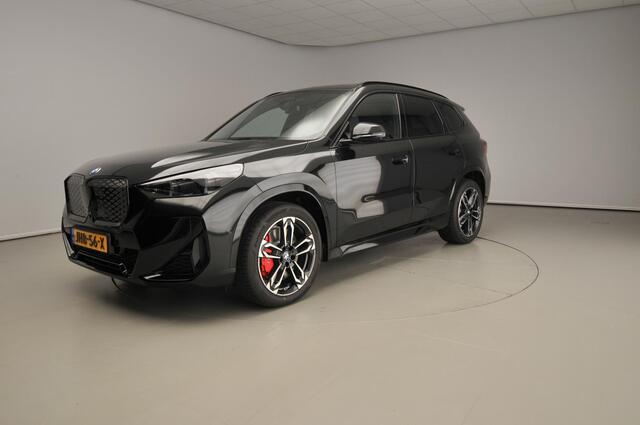 BMW iX1 eDrive20 M-Sportpakket / Trekhaak / Panoramadak / Harman-Kardon / Getint glas / Alu wielen 19 inch