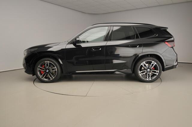 BMW iX1 eDrive20 M-Sportpakket / Trekhaak / Panoramadak / Harman-Kardon / Getint glas / Alu wielen 19 inch
