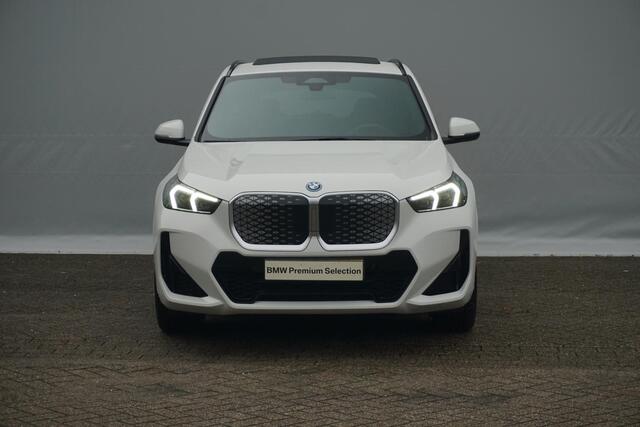 BMW iX1 eDrive20 M Sport | Trekhaak / Panoramadak / Harman Kardon / Cruise control adaptief met Stop&Go / Comfort Access