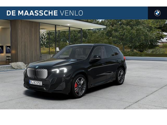 BMW iX1 eDrive20 M Sport / Panoramadak / Trekhaak / Sportstoelen / M Adaptief onderstel / Achteruitrijcamera / Adaptieve LED / Comfort Access
