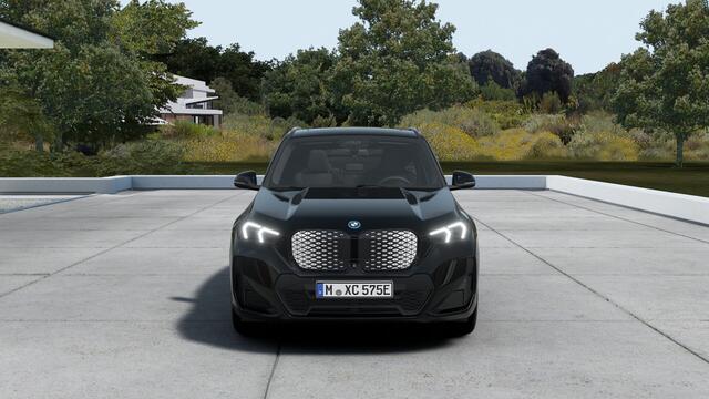 BMW iX1 eDrive20 M Sport / Panoramadak / Trekhaak / Sportstoelen / M Adaptief onderstel / Achteruitrijcamera / Adaptieve LED / Comfort Access