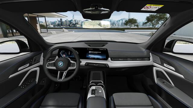 BMW iX1 eDrive20 M Sport / Panoramadak / Trekhaak / Sportstoelen / M Adaptief onderstel / Achteruitrijcamera / Adaptieve LED / Comfort Access