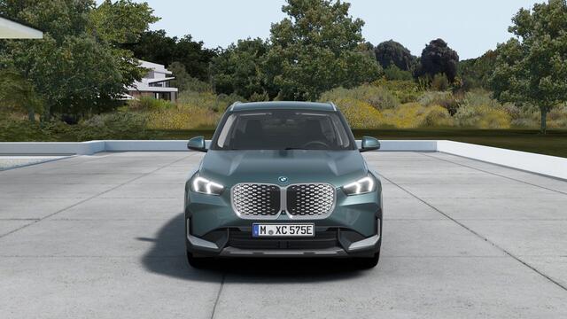 BMW iX1 eDrive20 xLine / Trekhaak / Achteruitrijcamera / Adaptieve LED / Comfort Access / Stoelverwarming