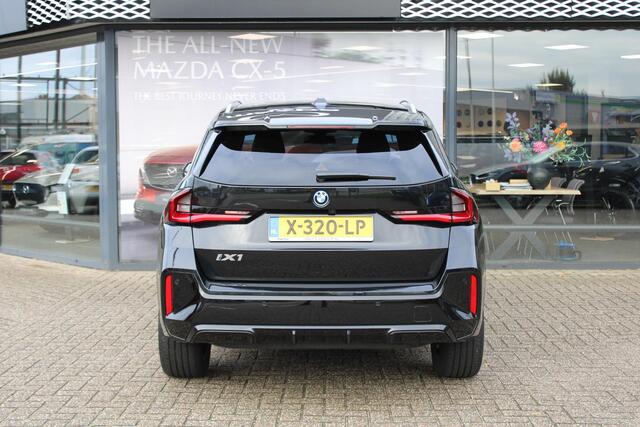 BMW iX1 eDrive20 67 kWh , Automaat, M-Sportpakket, Leder/alcantara Bekleding, Navi, Clima, Camera, Adap.Cruise, Stoelverwarming, Apple Carplay, Andoid Auto, LMV 18 Inch, Dakrails