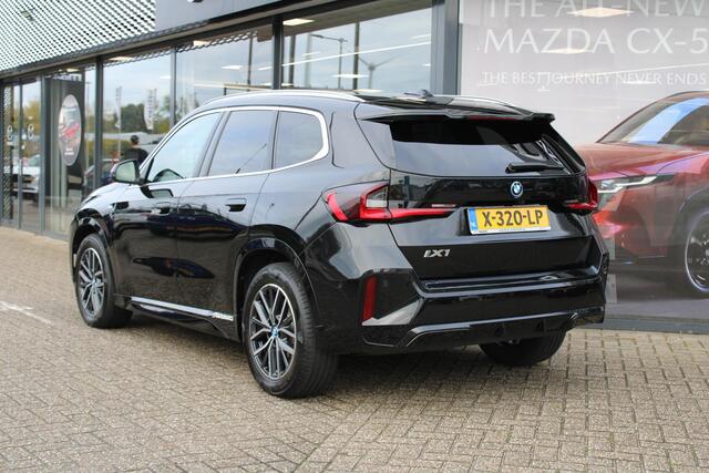 BMW iX1 eDrive20 67 kWh , Automaat, M-Sportpakket, Leder/alcantara Bekleding, Navi, Clima, Camera, Adap.Cruise, Stoelverwarming, Apple Carplay, Andoid Auto, LMV 18 Inch, Dakrails