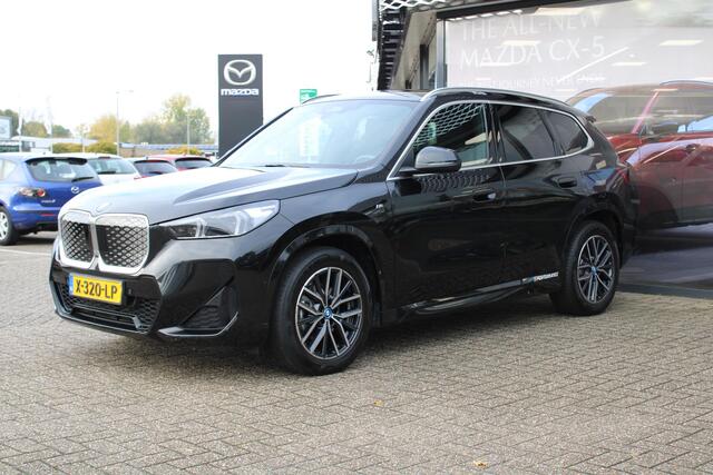 BMW iX1 eDrive20 67 kWh , Automaat, M-Sportpakket, Leder/alcantara Bekleding, Navi, Clima, Camera, Adap.Cruise, Stoelverwarming, Apple Carplay, Andoid Auto, LMV 18 Inch, Dakrails