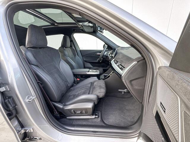 BMW iX1 xDrive30 M-Sport Pro 20 Inch / Glazen Schuifdak / Stoel & Stuurwielrand Verwarming / Driving Assistant / Parking Assistant Plus / Head Up Display / Driving Assistant Plus / Electrische Zwenkhaak / Comfort Acces / Electrisch Verstelbare Voorstoelen / Harma