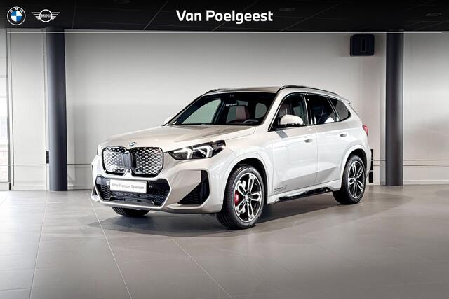 BMW iX1 eDrive20 67 kWh | M Sport | Glazen Panoramadak | Harman Kardon | Trekhaak |