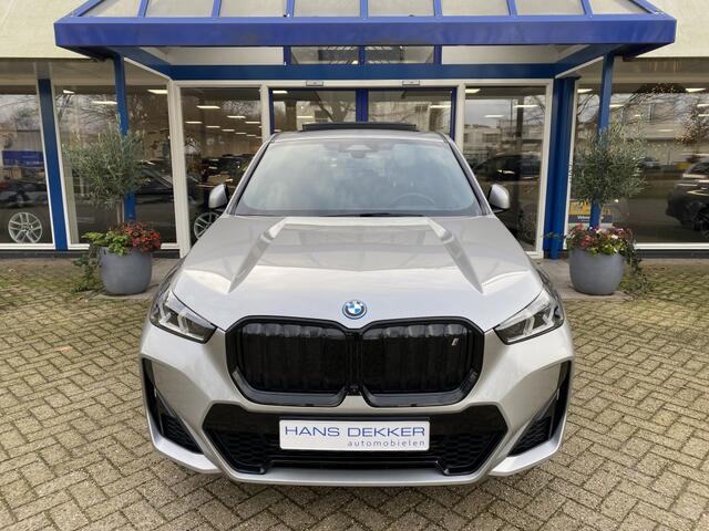 BMW iX1 xDrive30 Launch Edition / Pano / head-up