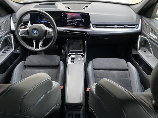 BMW iX1 xDrive30 Launch Edition / Pano / head-up
