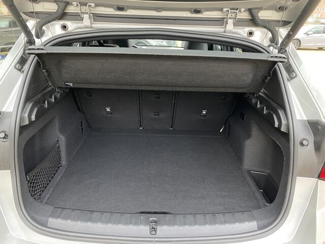 BMW iX1 xDrive30 Launch Edition / Pano / head-up