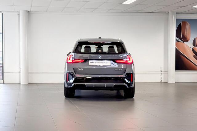 BMW iX1 xDrive30 67 kWh | M Sport | Stoelverwarming | Driving Assistant Plus |