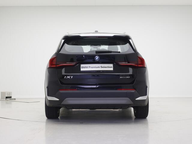 BMW iX1 xDrive30 67 kWh | Camera | Stoelverwarming | M Adaptief onderstel | Winter+Zomerset