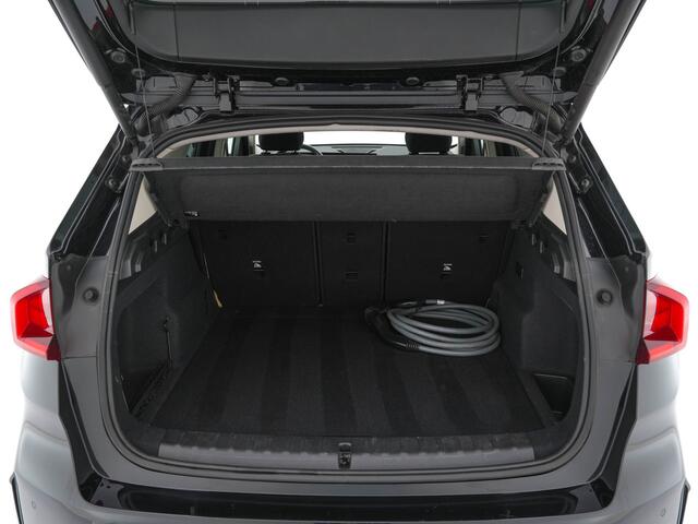 BMW iX1 xDrive30 Launch Edition 67 kWh [ 3-Fase ] {SOH-100%} (INCL-BTW) Aut. *FULL-LED | DIGI-COCKPIT | DAB+ | NAVI-FULLMAP | PRIVACY-GLASS | COMFORT-SEATS | ECC | PDC | CRUISE | 18''ALU*