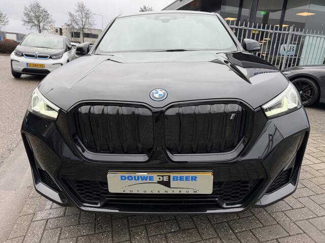 BMW iX1 xDrive30 M sport 67 kWh Pano-Dak | Leer | Stoelverw.