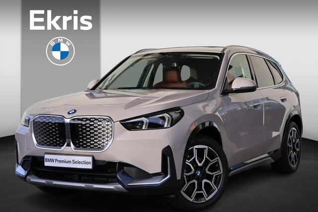 BMW iX1 eDrive20 67 kWh M Sport Edition | Glazen Panoramadak | Trekhaak Elektrisch | Stuur- en stoelverwarming | Stoelen Elektrisch met Massage | Active Cruise Control | Head-Up Display | Harman Kardon