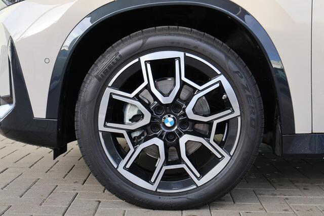 BMW iX1 eDrive20 67 kWh M Sport Edition | Glazen Panoramadak | Trekhaak Elektrisch | Stuur- en stoelverwarming | Stoelen Elektrisch met Massage | Active Cruise Control | Head-Up Display | Harman Kardon